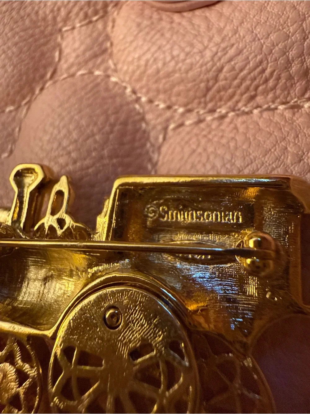 Avon Goldtone Festive Brooch - Vintage Collection